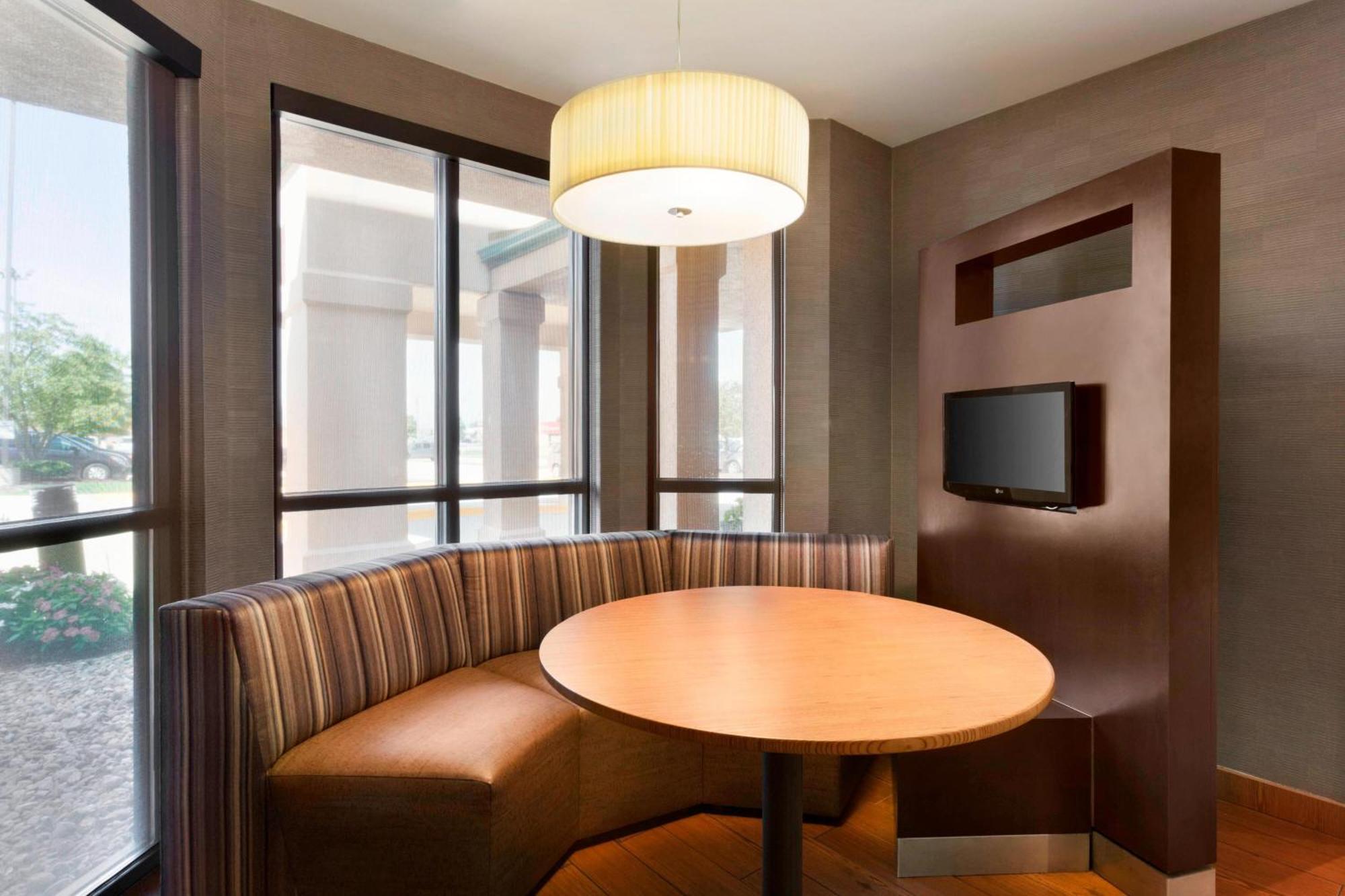 Courtyard By Marriott Bloomington Normal Hotel Ngoại thất bức ảnh