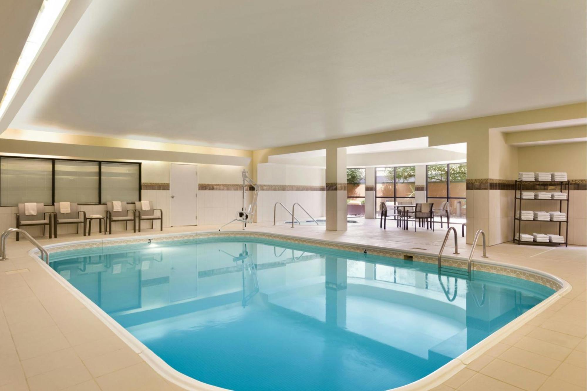 Courtyard By Marriott Bloomington Normal Hotel Ngoại thất bức ảnh